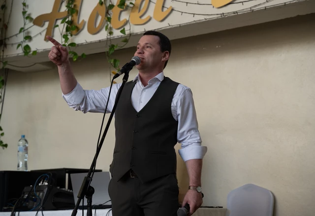 Ведущий Денис Колесников - слайд 5