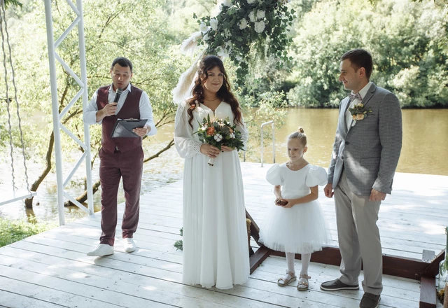 Ведущий Денис Колесников - слайд 1