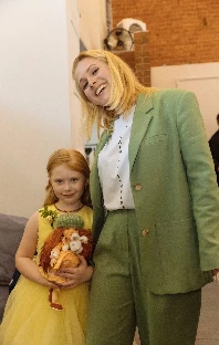 Ведущая, с которой тепло Александра Карсо - фото 16