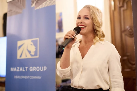 Ведущая, с которой тепло Александра Карсо - фото 13