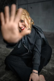 Ведущая, с которой тепло Александра Карсо - фото 11