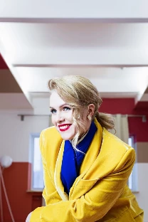 Ведущая, с которой тепло Александра Карсо - фото 12