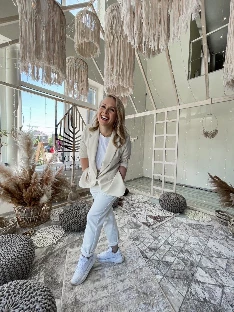 Ведущая, с которой тепло Александра Карсо - фото 6