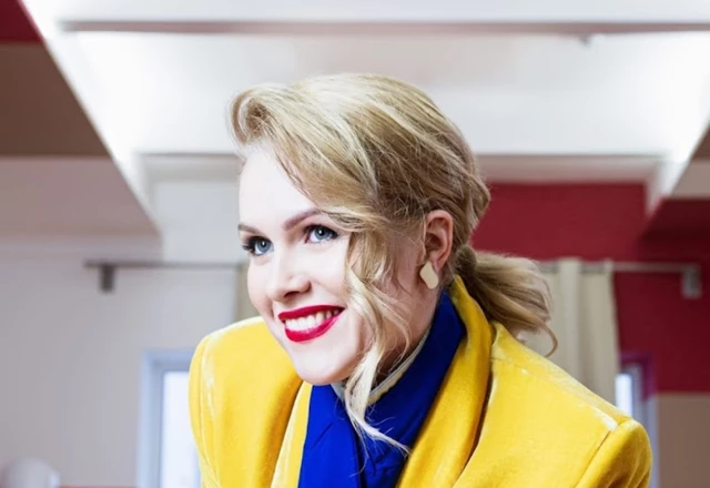 Ведущая, с которой тепло Александра Карсо - слайд 11