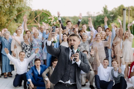 Ведущий с гитарой Сергей Веслополов - фото 16