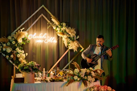 Ведущий с гитарой Сергей Веслополов - фото 19