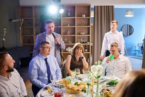 Ведущий с гитарой Сергей Веслополов - фото 20