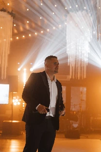 Ведущий с гитарой Сергей Веслополов - фото 16