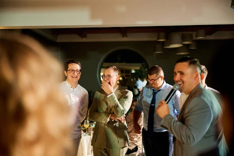 Ведущий с гитарой Сергей Веслополов - фото 18