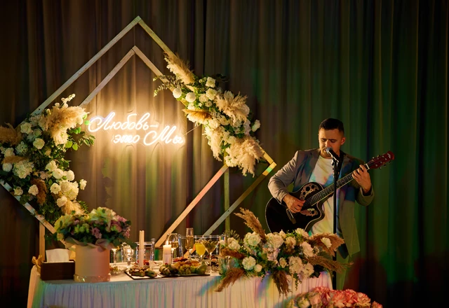 Ведущий с гитарой Сергей Веслополов - слайд 18