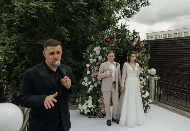 Ведущий с гитарой Сергей Веслополов - слайд 7