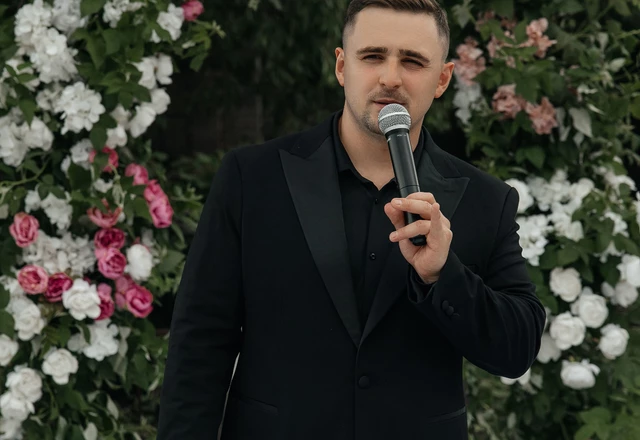 Ведущий с гитарой Сергей Веслополов - слайд 3