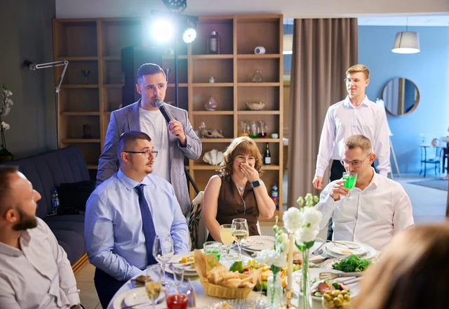 Ведущий с гитарой Сергей Веслополов - слайд 19