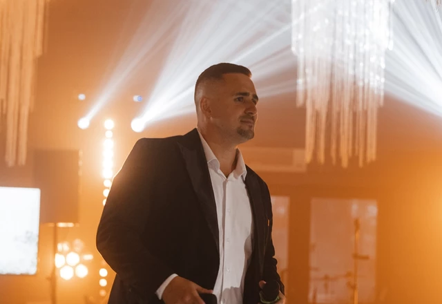 Ведущий с гитарой Сергей Веслополов - слайд 15