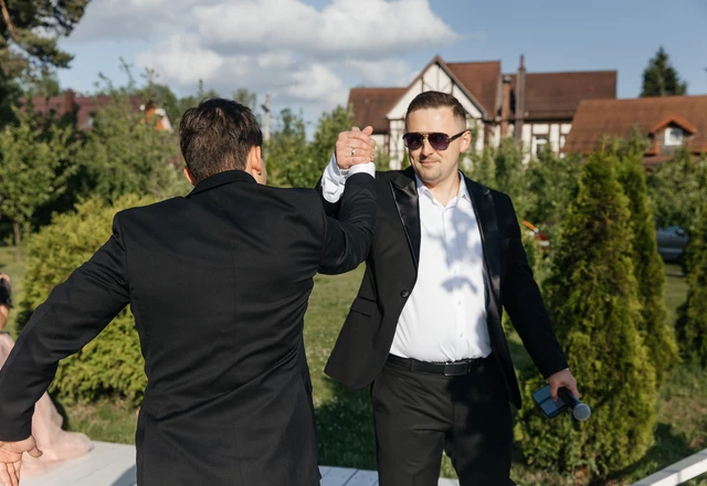 Ведущий с гитарой Сергей Веслополов - слайд 4