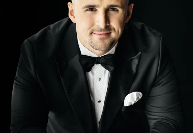 Ведущий с гитарой Сергей Веслополов - слайд 10