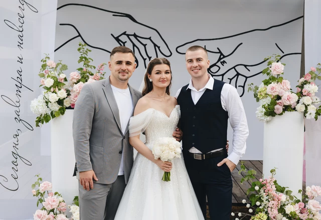 Ведущий с гитарой Сергей Веслополов - слайд 1