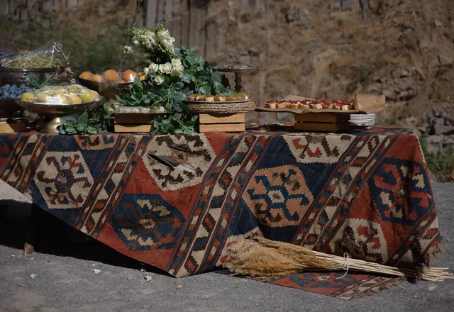 Фотограф Афина Ефимова - эмоции, пленка, репортаж | Трогательная свадебная вечеринка в горах Армении - фото 430