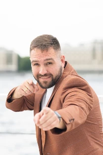 Ведущий Евгений Медведев - фото 15