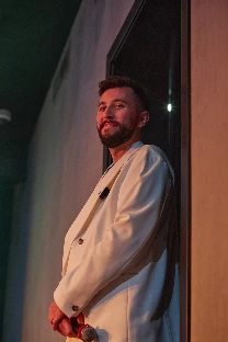 Ведущий Артем Палыч - фото 5