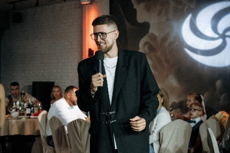 Ведущий Евгений Устьян - фото 2