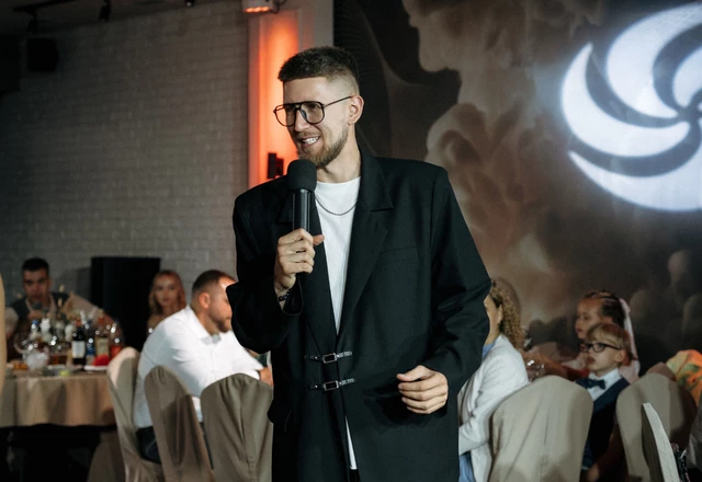 Ведущий Евгений Устьян - слайд 1