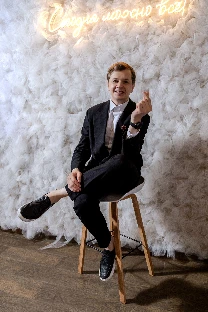 Ведущий Евгений Цветков - фото 15