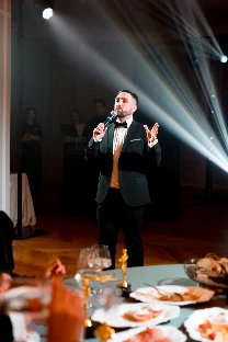 Ведущий Евгений Медведев - фото 10