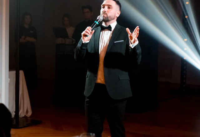 Ведущий Евгений Медведев - слайд 9