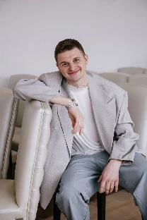 Ведущий Андрей Золотухин - фото 12