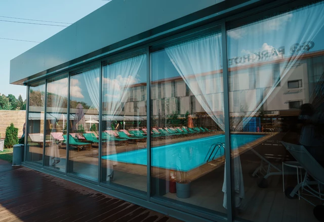 ГОУПарк Отель / GOPark Hotel  Каминный зал с патио зоной - фото 2