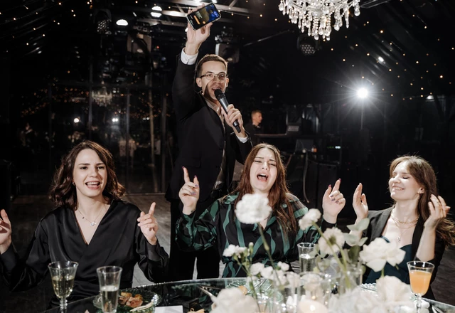 Ведущий Алексей Емельянов - фото 2