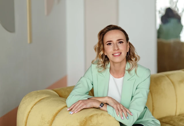 Ведущая Алена Дерюгина - фото 1