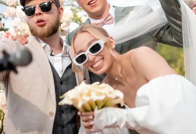 Ведущий Артём Яковлев - слайд 1