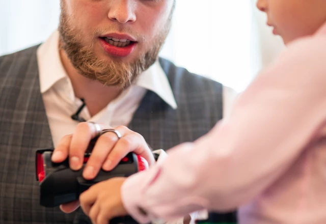 Ведущий Артём Яковлев - слайд 15