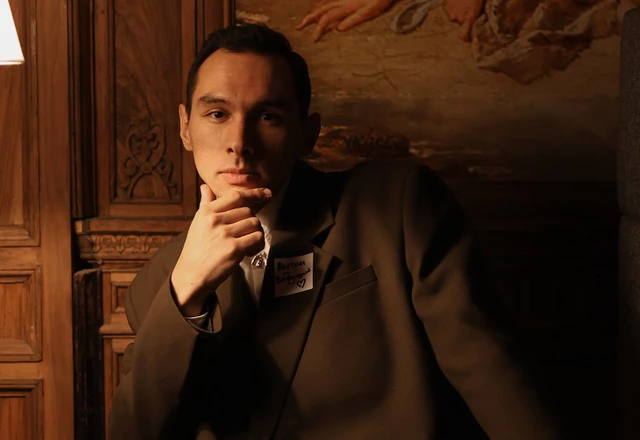 Ведущий Антон Климук - фото 1