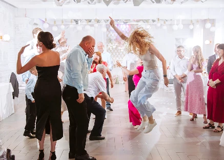 Искренний и позитивный ведущий Виталий Мочалов - фото 8