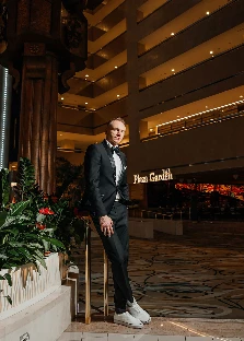 Искренний и позитивный ведущий Виталий Мочалов - фото 10