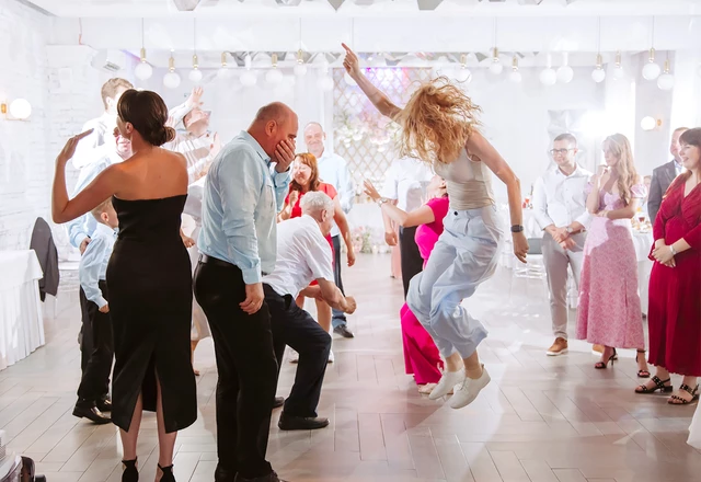 Искренний и позитивный ведущий Виталий Мочалов - фото 7