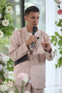 Ведущий Владислав Поздеев - фото 2