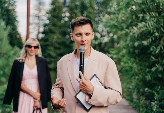 Ведущий Владислав Поздеев - фото 1