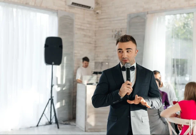 Ведущий Илья Козырь - слайд 1