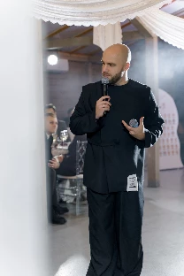 Ведущий Андрей Валуев - фото 16