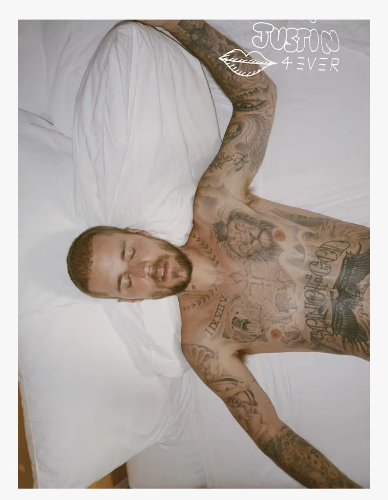Джастин Бибер лежит на белой постели, сверху надпись Justin 4ever