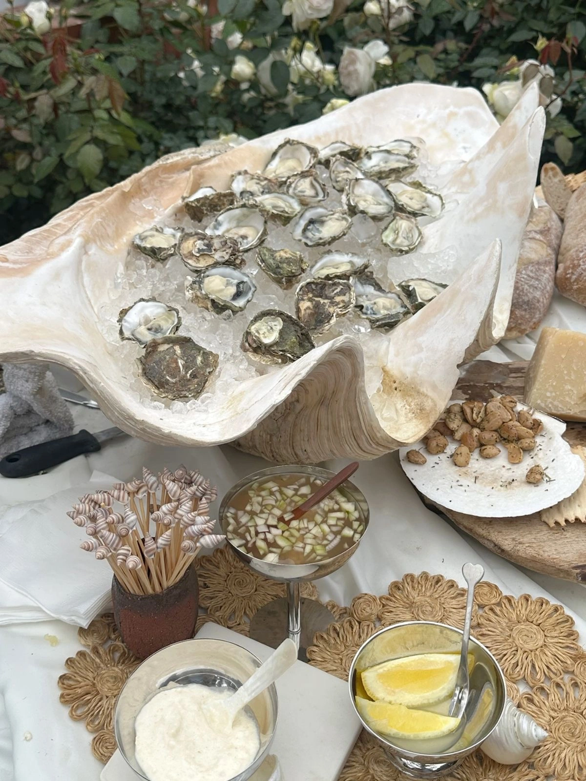 Устрицы на льду в огромной раковине и закуски на свадебном столе