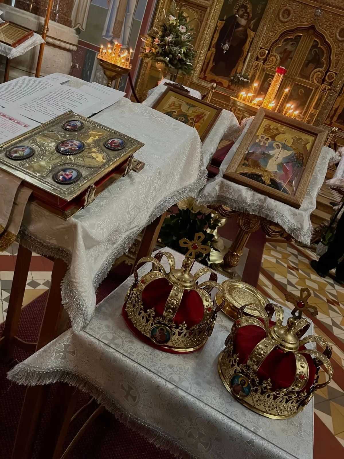 Венцы, Евангелие и крест лежат на аналое перед началом венчания