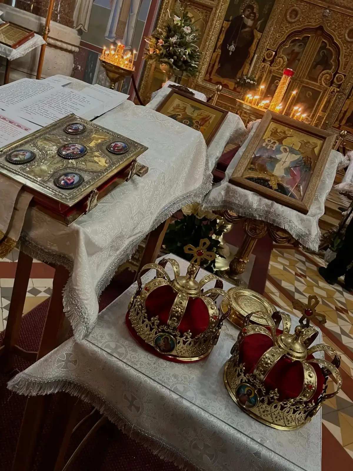 Венцы, Евангелие и крест лежат на аналое перед началом венчания