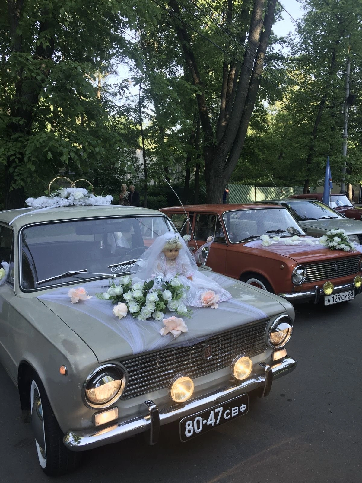 Свадебные «Жигули» с куклой и цветами на капоте, колонна ретро-машин в парке