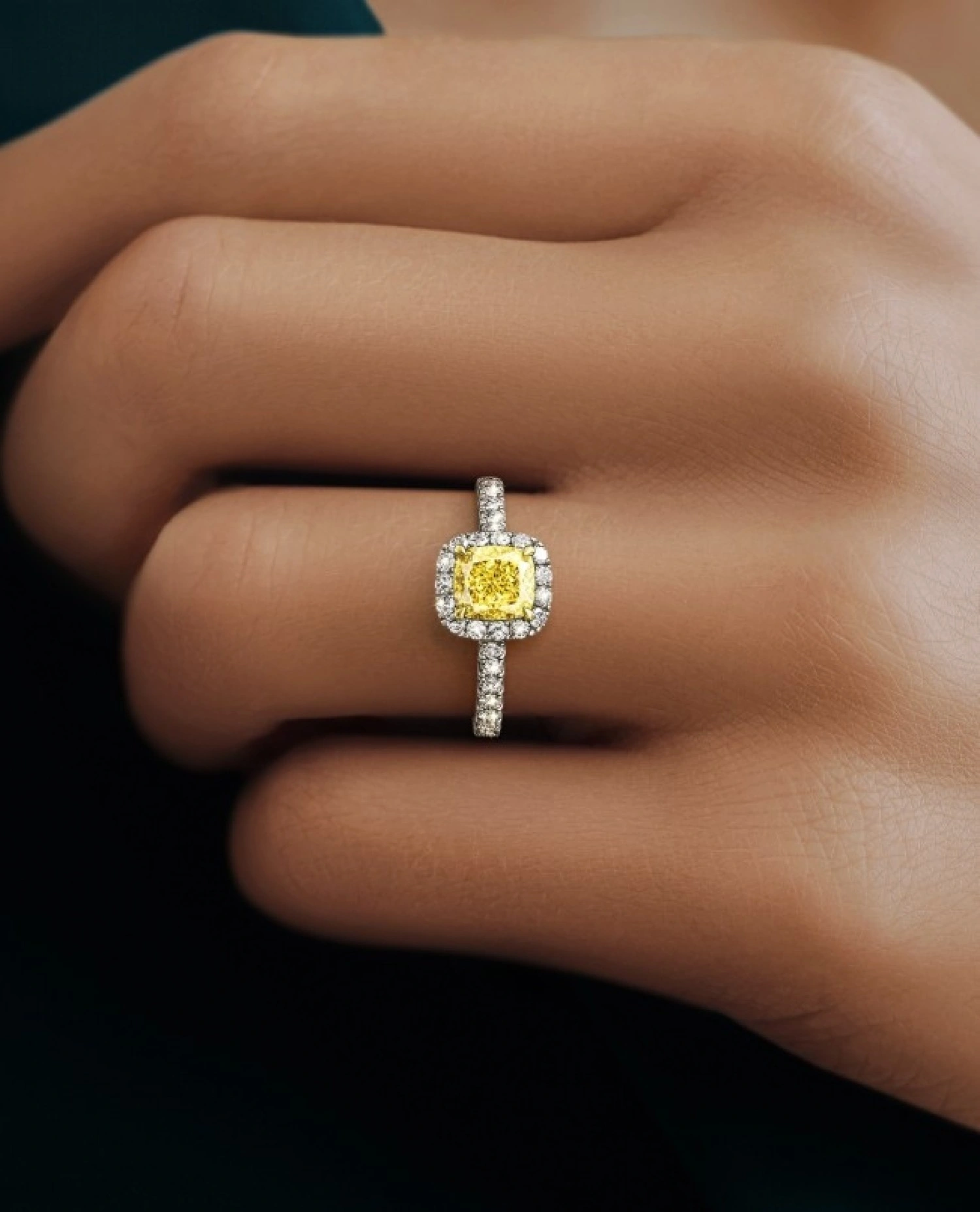 Кольцо с ореолом из бриллиантов вокруг жёлтого камня на руке