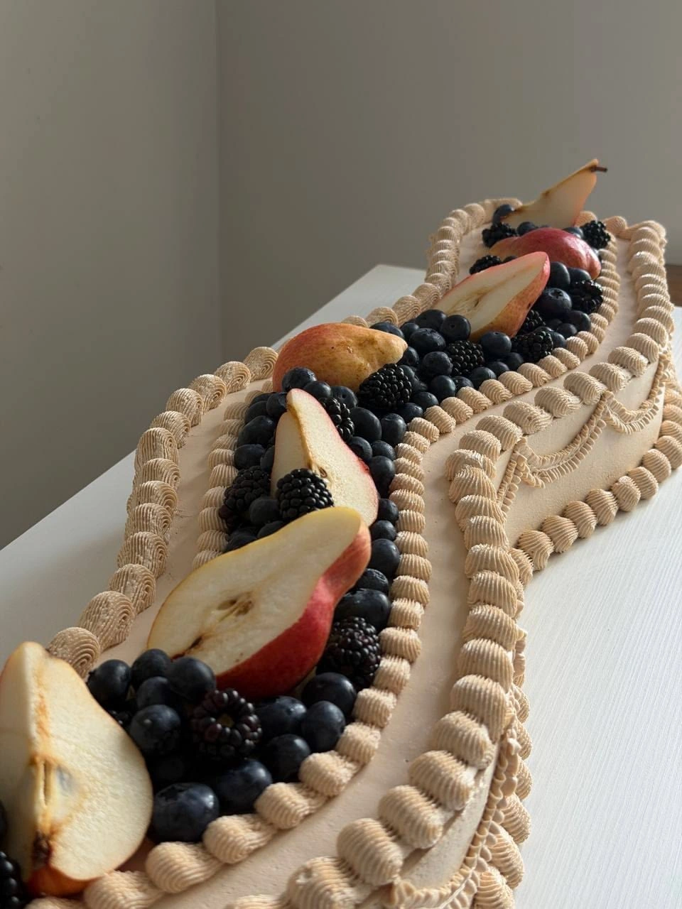 Длинный торт с грушами, черникой и ежевикой